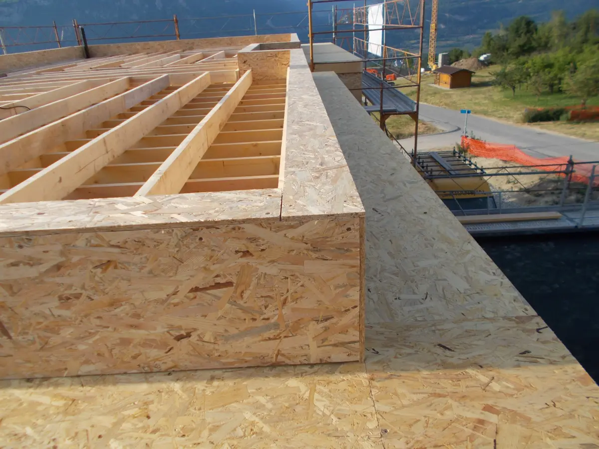 Plancher et murs en ossature bois sur un chantier de montagne
