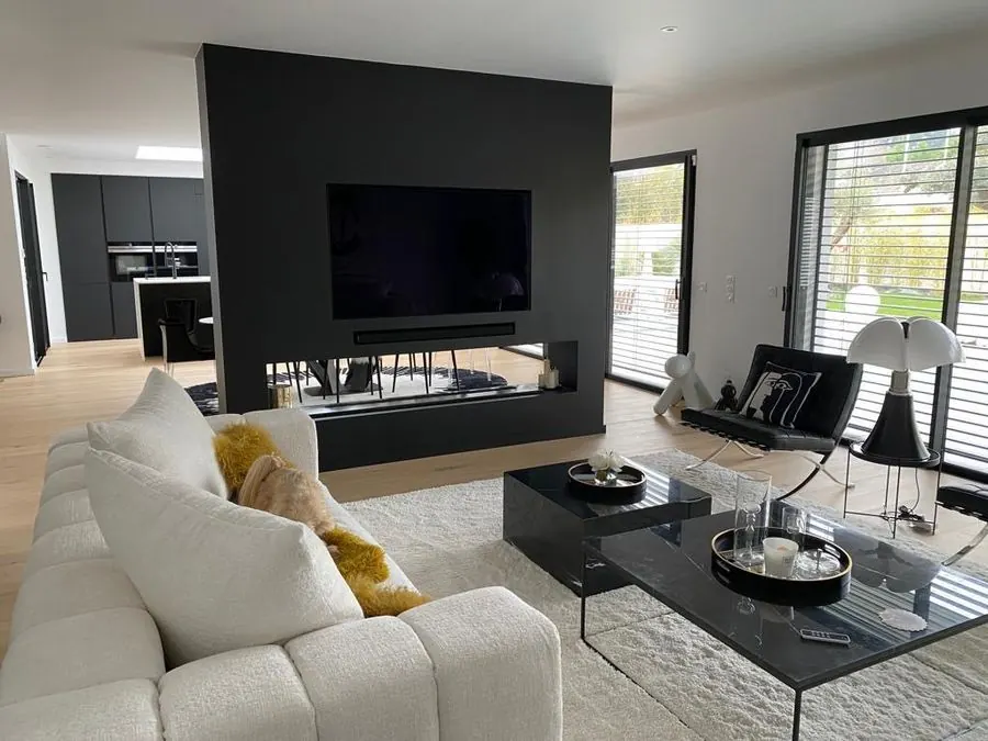 Salon avec cheminée dans une maison rénovée par MOE LEMAN