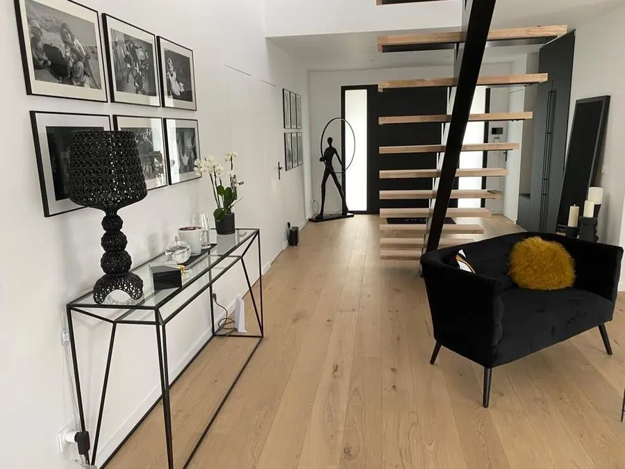 Entrée et escalier bois d'une maison livrée par MOE LEMAN